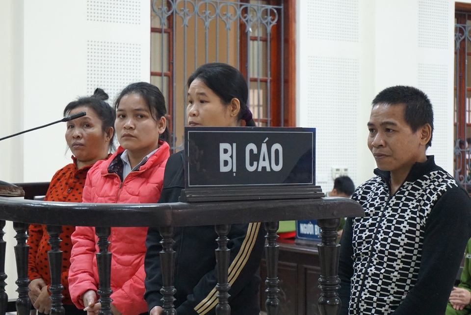 Buôn người, hai vợ chồng “dắt” nhau vào tù - 1 Các bị cáo trong đường dây mua bán người tại phiên tòa.