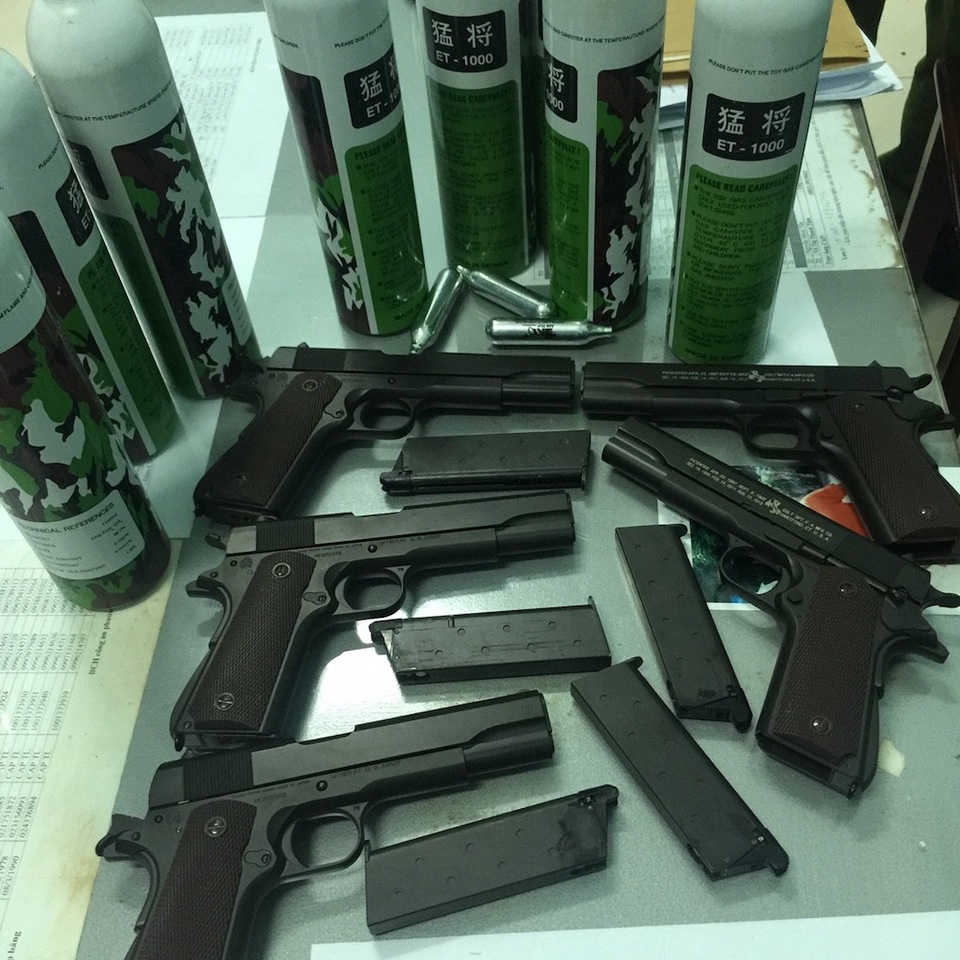 Bắt đối tượng chuyên mua bán súng qua mạng - 3 Tang vật công an thu giữ