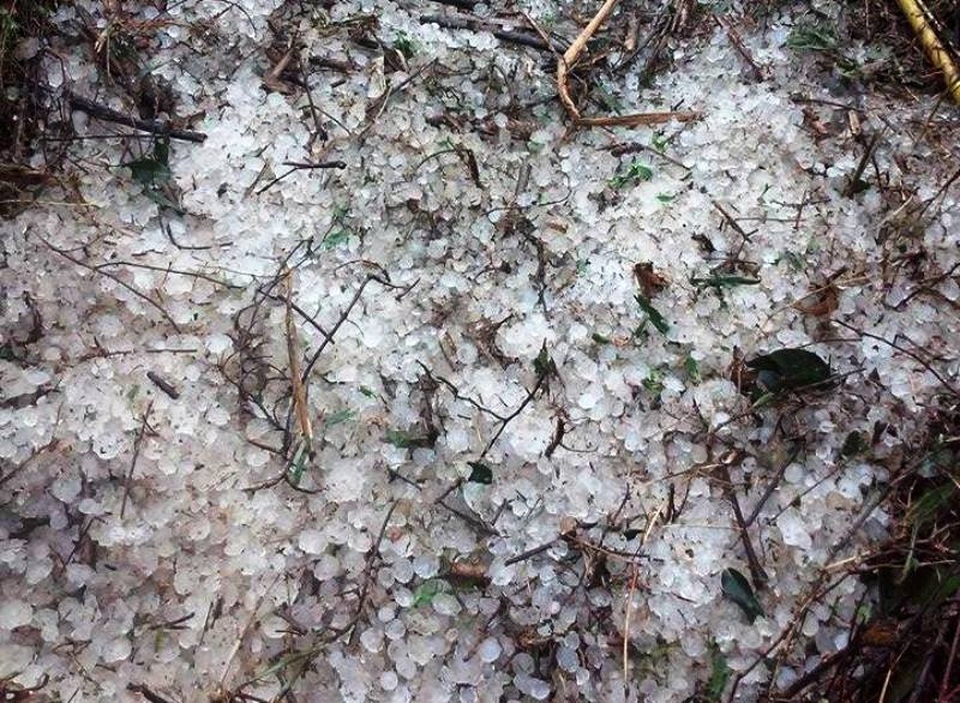 Hình ảnh tan hoang sau cơn mưa đá, giông lốc bất ngờ - 15 Đến sáng ngày 19/3, đá sau cơn mưa vẫn chưa tán hết