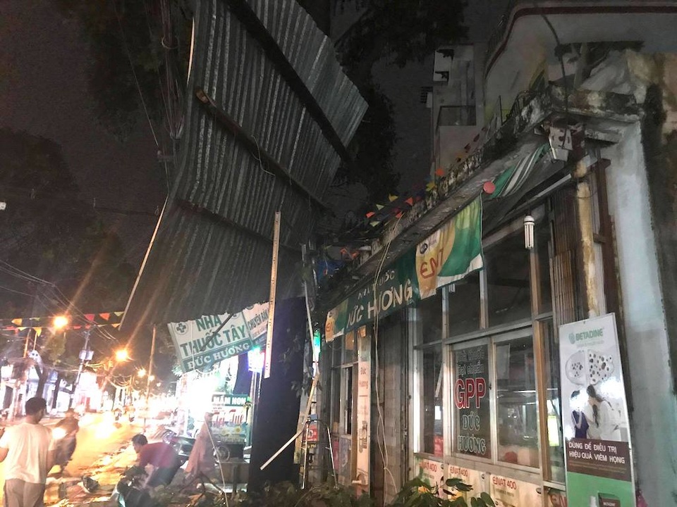 Hàng loạt biển hiệu, mái tôn bị gió giật văng xuống đường