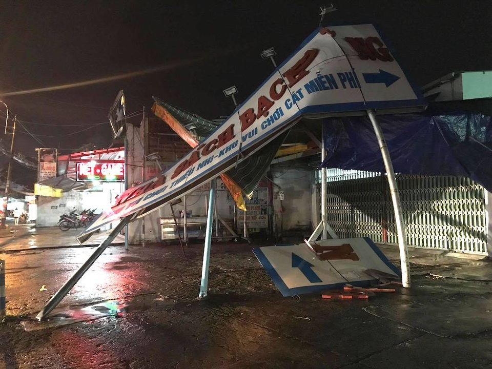 Giông lốc giật tung hàng loạt mái nhà, biển quảng cáo ở Sài Gòn - 1
