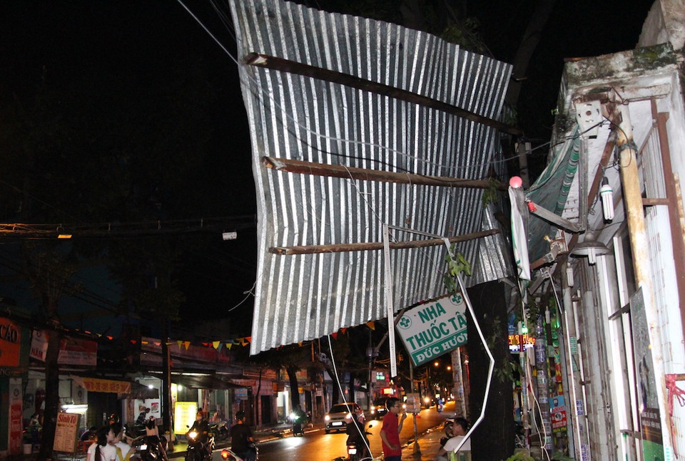 Giông lốc giật tung hàng loạt mái nhà, biển quảng cáo ở Sài Gòn - 3