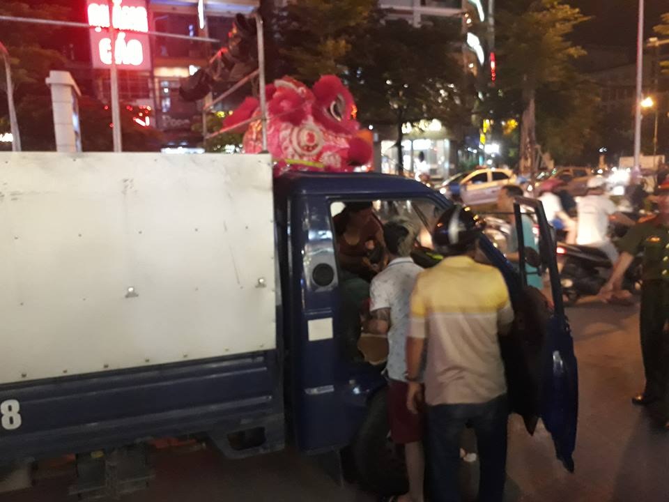Hà Nội: Chủ xe múa lân đột tử giữa phố - 1
Người dân hốt hoảng khi phát hiện người đàn ông điều khiển xe chở đồ múa lân dừng giữa đường tử vong trên ghế lái.
