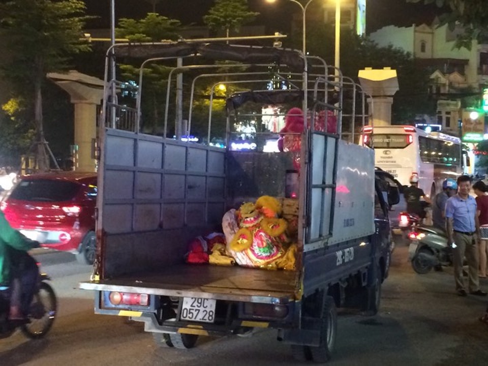 Hà Nội: Chủ xe múa lân đột tử giữa phố - 2
Mùa trung thu, chiếc xe múa lân được thường xuyên nhìn thấy chạy trên con phố