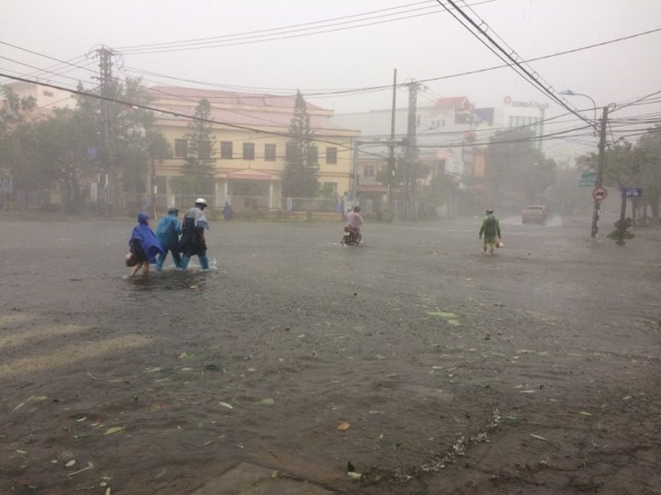 Đường sắt bị phong tỏa do bão, 6.000 người đang mắc kẹt ở Nha Trang - 1 Bão số 12 gây mưa lớn ở Phú Yên (Ảnh: Trung Thi).
