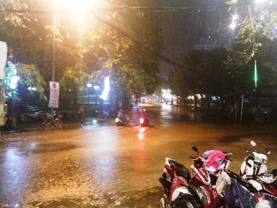 TP Huế ngập nặng sau trận mưa lớn - 5
Nhiều tuyến đường chính ở TP Huế ngập nặng trong đêm.