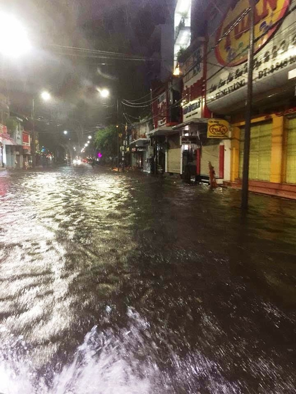 TP Huế ngập nặng sau trận mưa lớn - 1 Đường Hùng Vương nước dâng cao