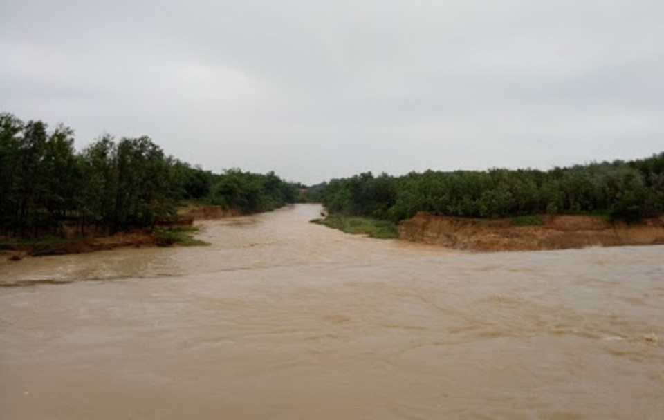 Mưa lớn kéo dài, nước lũ đã cô lập nhiều nơi - 4 Đến thời điểm này chưa có thiệt hại về người, tuy nhiên nước lũ dâng cao đã khiến giao thông đi lại gặp nhiều khó khăn