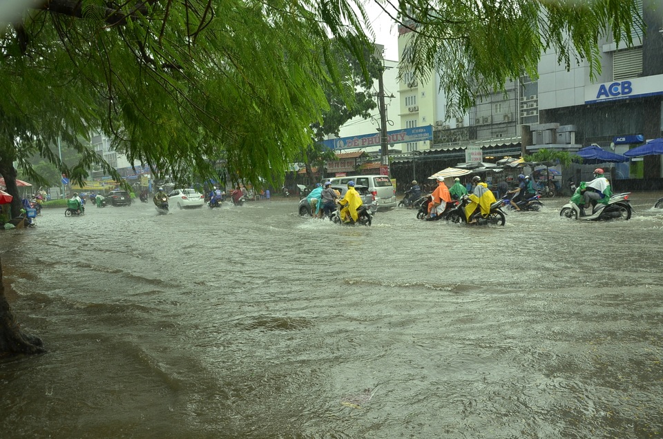 Sài Gòn mênh mông nước ngập trong ngày cuối tuần - 2 Mưa lớn gây ngập ở khu Trung Sơn huyện Bình Chánh, TPHCM sáng 7/10
