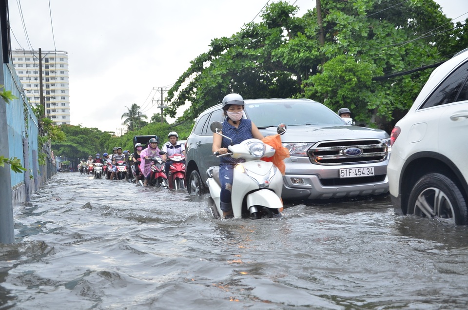 Mưa xối xả suốt hơn 2 tiếng, Sài Gòn ngập tứ phía - 2 Nhiều tuyến đường ngập lênh láng sau trận mưa lớn