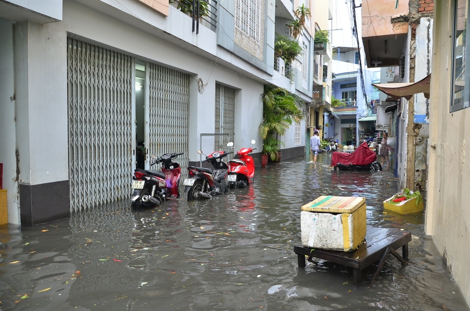 Mưa xối xả suốt hơn 2 tiếng, Sài Gòn ngập tứ phía - 16 Mưa xối xả suốt hơn 2 tiếng, Sài Gòn ngập tứ phía - 16