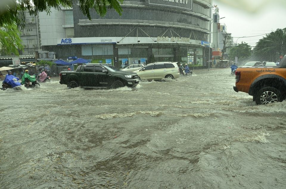 Sài Gòn mênh mông nước ngập trong ngày cuối tuần - 1 Sài Gòn mênh mông nước ngập trong ngày cuối tuần - 1