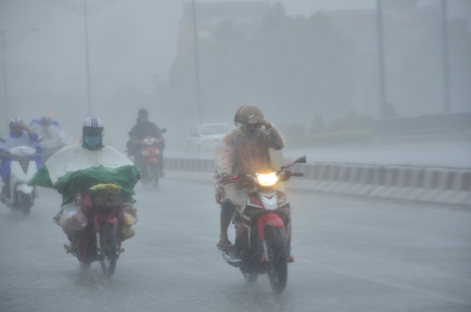 Mưa xối xả, cuốn trôi xe máy đang lưu thông trên đường phố Sài Gòn - 1 Mưa xối xả, cuốn trôi xe máy đang lưu thông trên đường phố Sài Gòn - 1