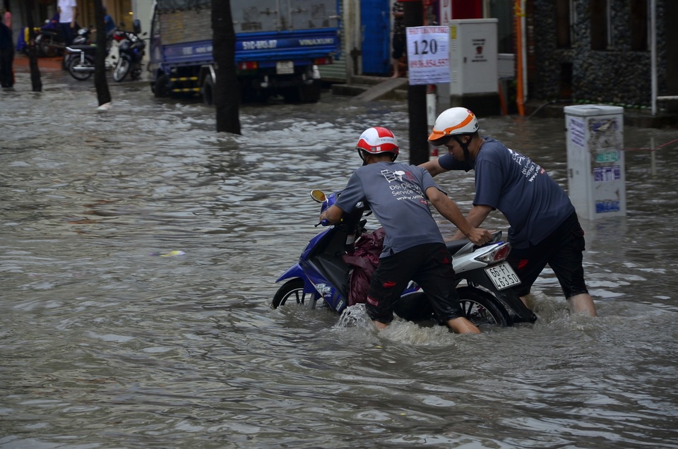 Sài Gòn mưa trắng trời, người đi đường ngã xiêu vẹo trong nước ngập - 6
Mưa - ngập: Nỗi ám ảnh của người dân TPHCM trong mùa mưa.
