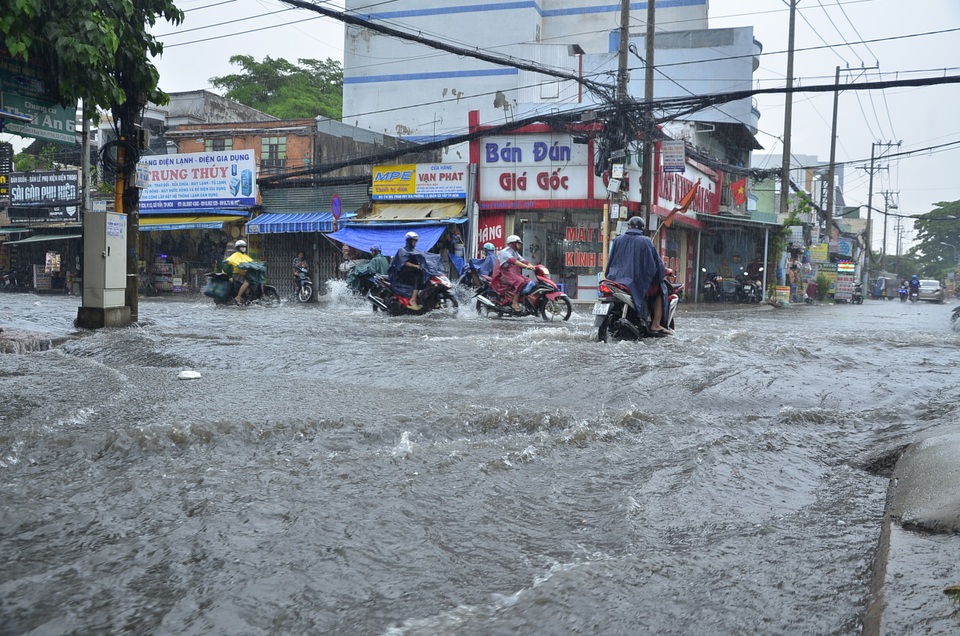 Mưa xối xả, cuốn trôi xe máy đang lưu thông trên đường phố Sài Gòn - 7 Mưa xối xả, cuốn trôi xe máy đang lưu thông trên đường phố Sài Gòn - 7