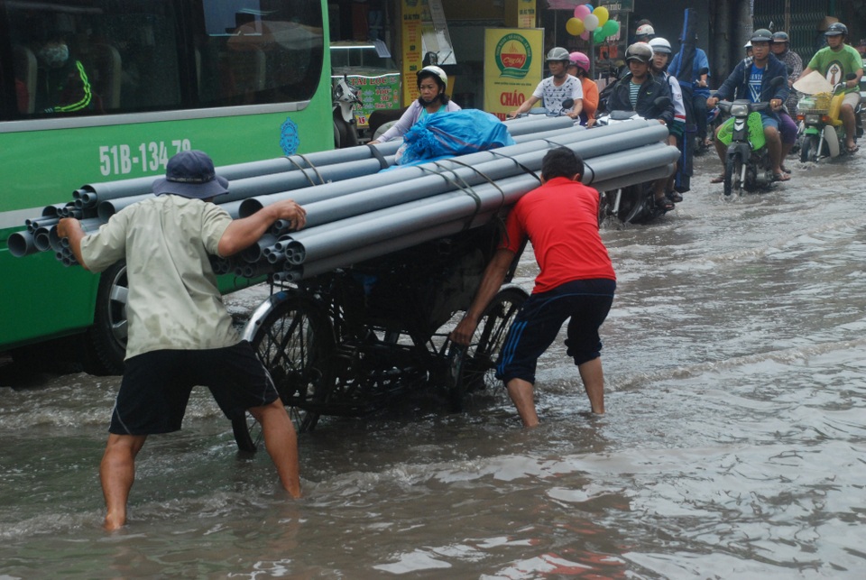 Sài Gòn mênh mông nước ngập trong ngày cuối tuần - 5 Một chiếc xe bị sụp hố sâu trên đường