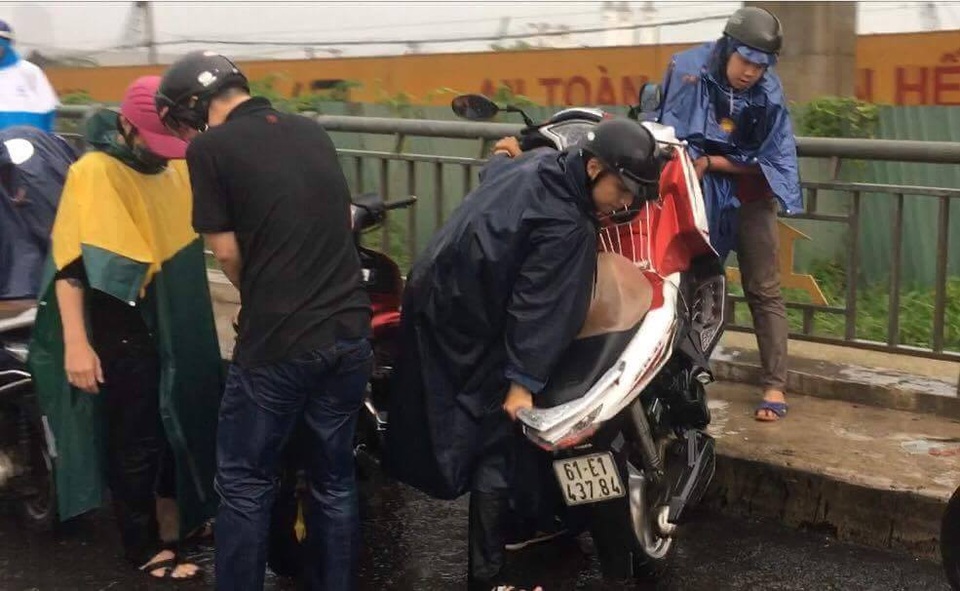 Sài Gòn mưa trắng trời, người đi đường ngã xiêu vẹo trong nước ngập - 7 Sài Gòn mưa trắng trời, người đi đường ngã xiêu vẹo trong nước ngập - 7