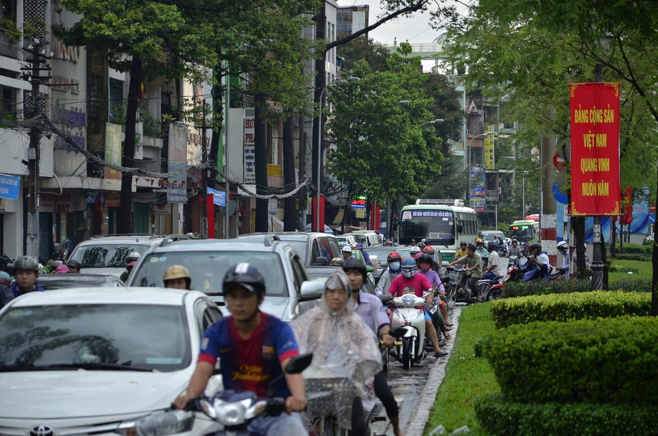 Mưa xối xả suốt hơn 2 tiếng, Sài Gòn ngập tứ phía - 20 Nhiều tuyến đường lớn xảy ra kẹt xe do người dân đổ dồn về để tránh ngập