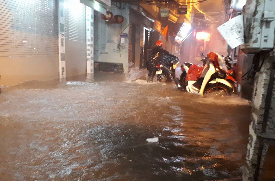 Mưa lớn, nhiều tuyến đường Hà Nội ngập sâu - 1 Mưa lớn, nhiều tuyến đường Hà Nội ngập sâu - 1