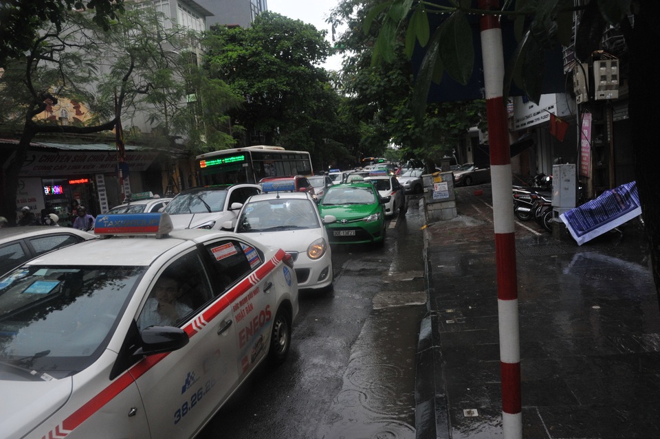 Hà Nội ngập, tắc nhiều nơi sau trận mưa lớn diện rộng - 14 Hà Nội ngập, tắc nhiều nơi sau trận mưa lớn diện rộng - 14