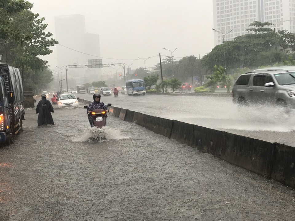 Đường Nguyễn Hữu Cảnh lại ngập nặng, chủ máy bơm “khủng” nói có phá hoại - 3 Đường Nguyễn Hữu Cảnh ngập lênh láng mặc dù đã có máy bơm chống ngập