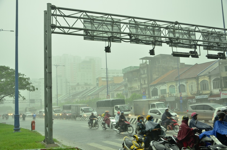 Đường Nguyễn Hữu Cảnh lại ngập nặng, chủ máy bơm “khủng” nói có phá hoại - 1 Cơn mưa lớn trên diện rộng ở TPHCM trưa 17/10