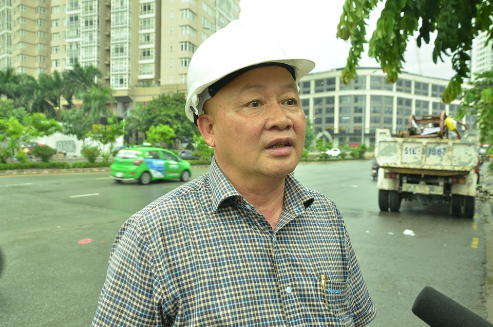 Đường Nguyễn Hữu Cảnh lại ngập nặng, chủ máy bơm “khủng” nói có phá hoại - 6 Ông Nguyễn Tăng Cường - Chủ tịch HĐQT Công ty cổ phần Tập đoàn công nghiệp Quang Trung (chủ đầu tư máy bơm chống ngập đường Nguyễn Hữu Cảnh) trao đổi với báo chí tại hiện trường