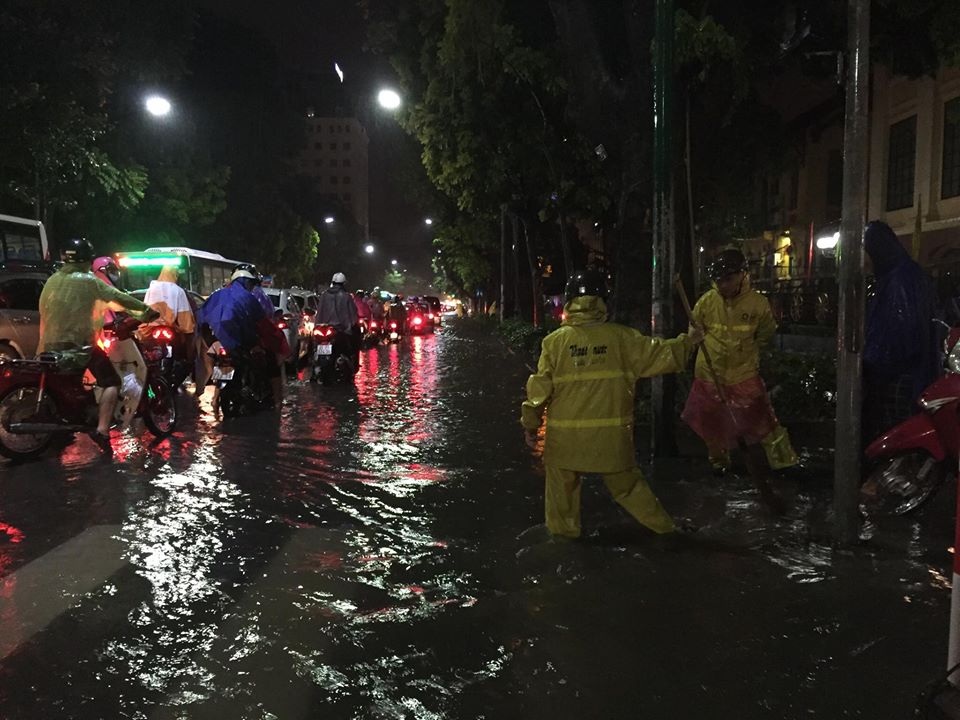 Người dân Hà Nội vật lộn trong dòng nước đến tối muộn - 14 Khu vực Ngã tư Trần Bình Trọng - Trần Hưng Đạo