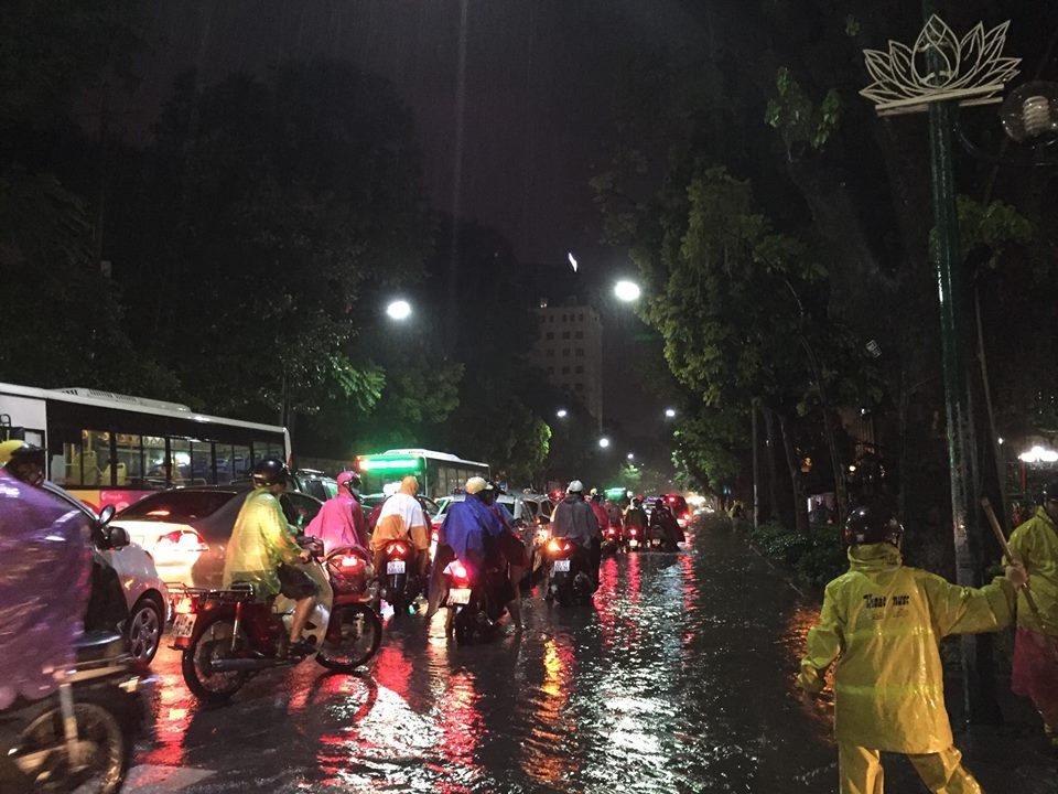 Người dân Hà Nội vật lộn trong dòng nước đến tối muộn - 13 Người dân Hà Nội vật lộn trong dòng nước đến tối muộn - 13