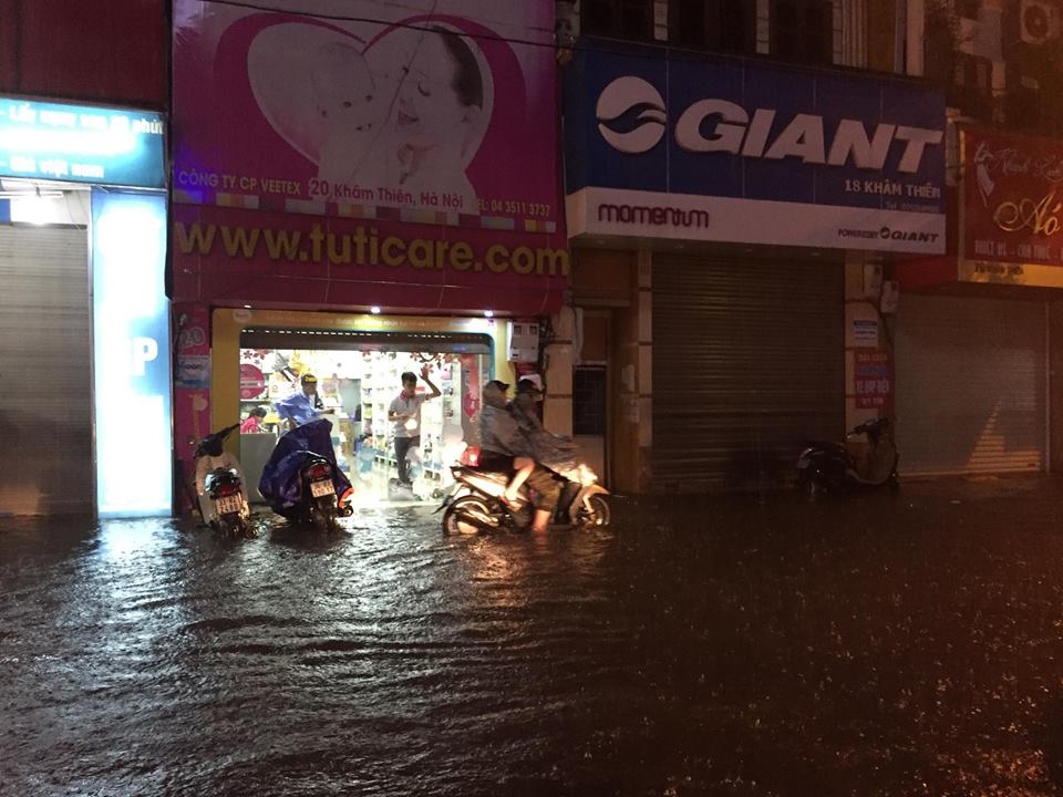 Người dân Hà Nội vật lộn trong dòng nước đến tối muộn - 18 Phố Khâm Thiên ngập sâu