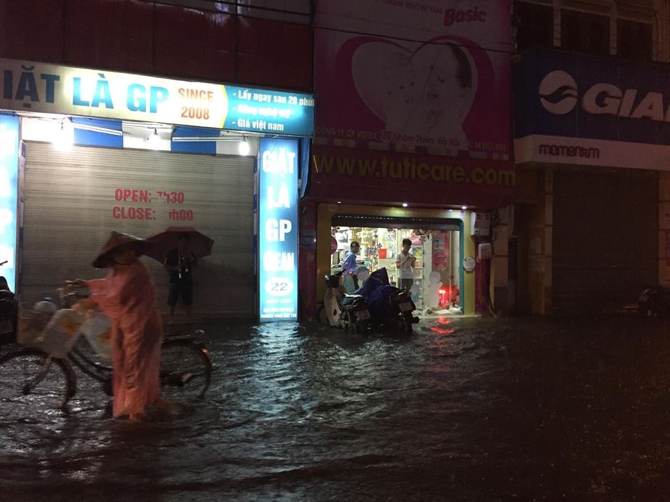Người dân Hà Nội vật lộn trong dòng nước đến tối muộn - 17 Người dân Hà Nội vật lộn trong dòng nước đến tối muộn - 17