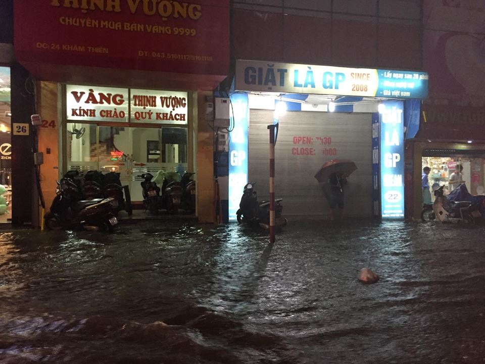 Người dân Hà Nội vật lộn trong dòng nước đến tối muộn - 16 Người dân Hà Nội vật lộn trong dòng nước đến tối muộn - 16
