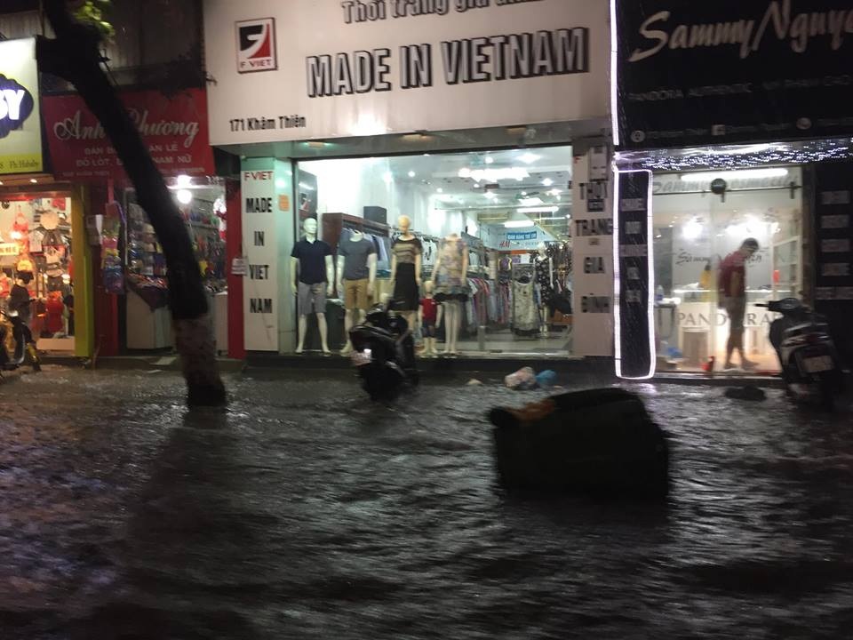 Người dân Hà Nội vật lộn trong dòng nước đến tối muộn - 15 Người dân Hà Nội vật lộn trong dòng nước đến tối muộn - 15