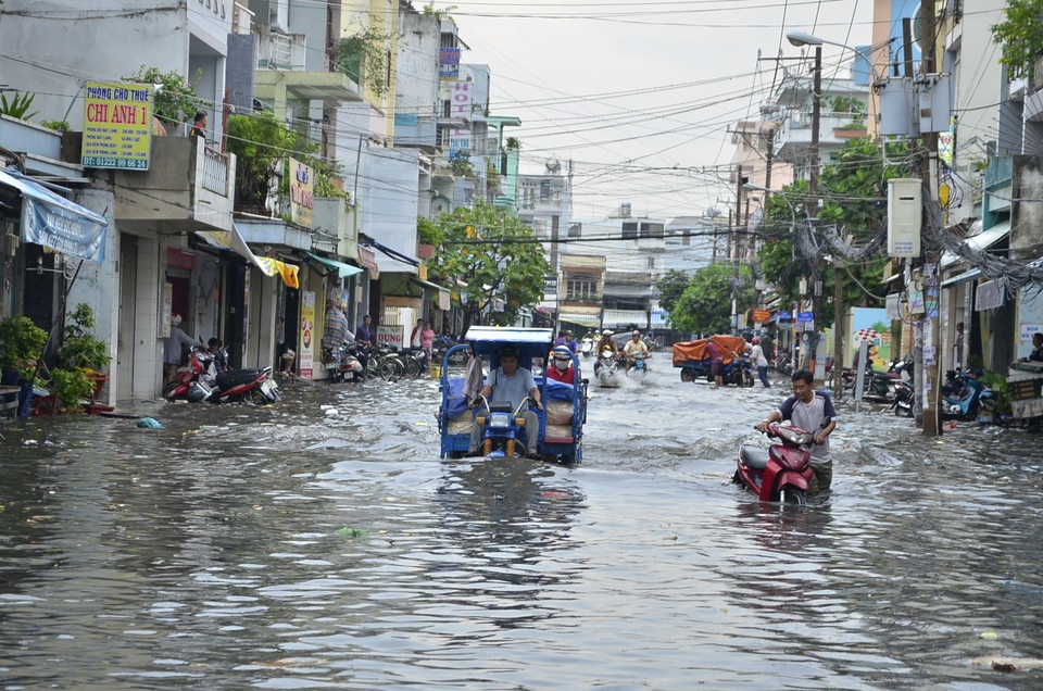 Mưa xối xả suốt hơn 2 tiếng, Sài Gòn ngập tứ phía - 1 Mưa xối xả suốt hơn 2 tiếng, Sài Gòn ngập tứ phía - 1