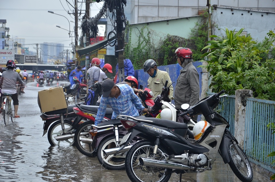 Mưa xối xả suốt hơn 2 tiếng, Sài Gòn ngập tứ phía - 19 Người dân dốc ngược xe để tống nước ra ngoài