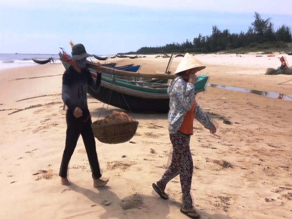 Ngư dân vùng biển bãi ngang phấn khởi vì bội thu ruốc biển - 3 Nhiều ngư dân thu được hàng tấn ruốc những ngày qua