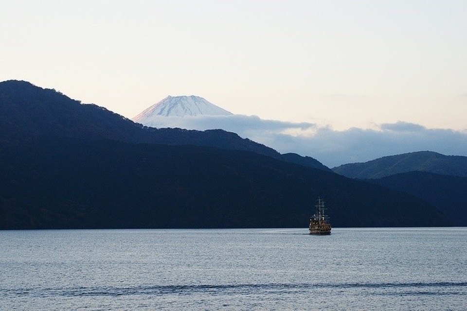 Mùa thu Nhật Bản êm đềm và bình yên như con thuyền lướt nhẹ trên mặt hồ Ashi, thong dong chìm dần vào ánh hoàng hôn ửng hồng trên ngọn núi Phú Sĩ thiêng liêng.