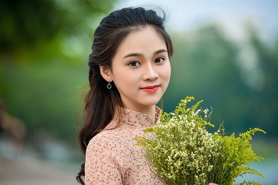 Cùng ngắm vẻ đẹp của thiếu nữ yêu mùa thu Hà Nội.