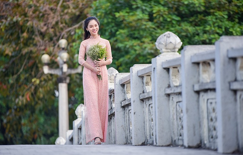 Mùa thu là mùa của các loài hoa thi nhau tỏa hương thơm, là mùa đến trường của chúng em sau ba tháng hè đầy thú vị. Trời mùa thu trong xanh, khí trời se lạnh bởi những làn gió thu. Mùi hương của hoa sữa không thể lẫn lộn với bất kì loài hoa nào khác bởi nó mang trong mình mùi hương dịu nhẹ , thoang thoảng. Tiết trời cũng khiến cho con người ta cảm thấy vui hơn, yêu không khí của mùa thu. Là con gái của Hà Nội, em cảm thấy mình thật may mắn vì được hòa quyện mình vào trong không khí khí này, Ngọc Anh nói.