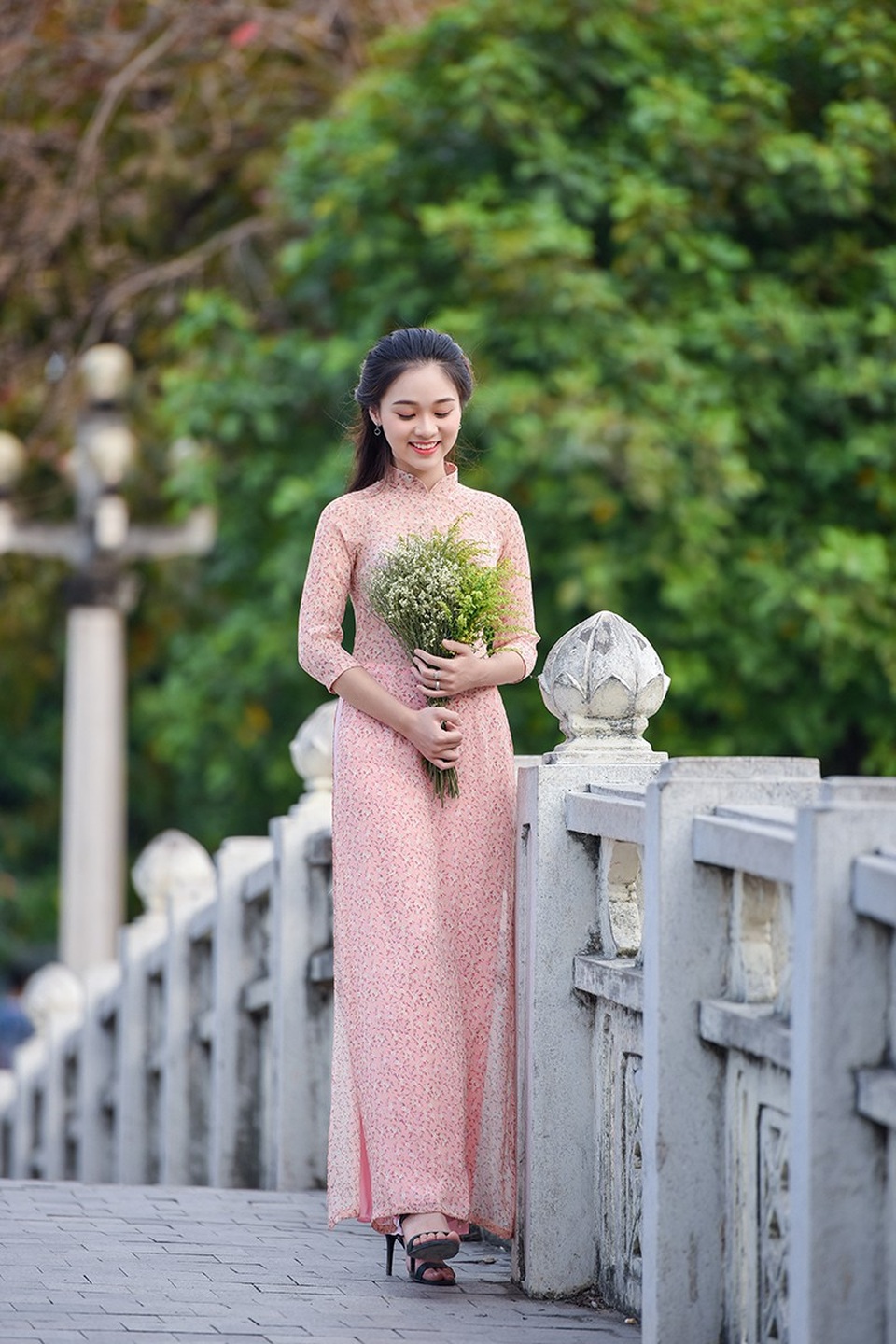 Sinh ra và lớn lên ở Thủ đô, cả tuổi niên thiếu của cô gắn với mảnh đất này. Ngọc Anh yêu nhất là mùa thu ở Hà Nội.