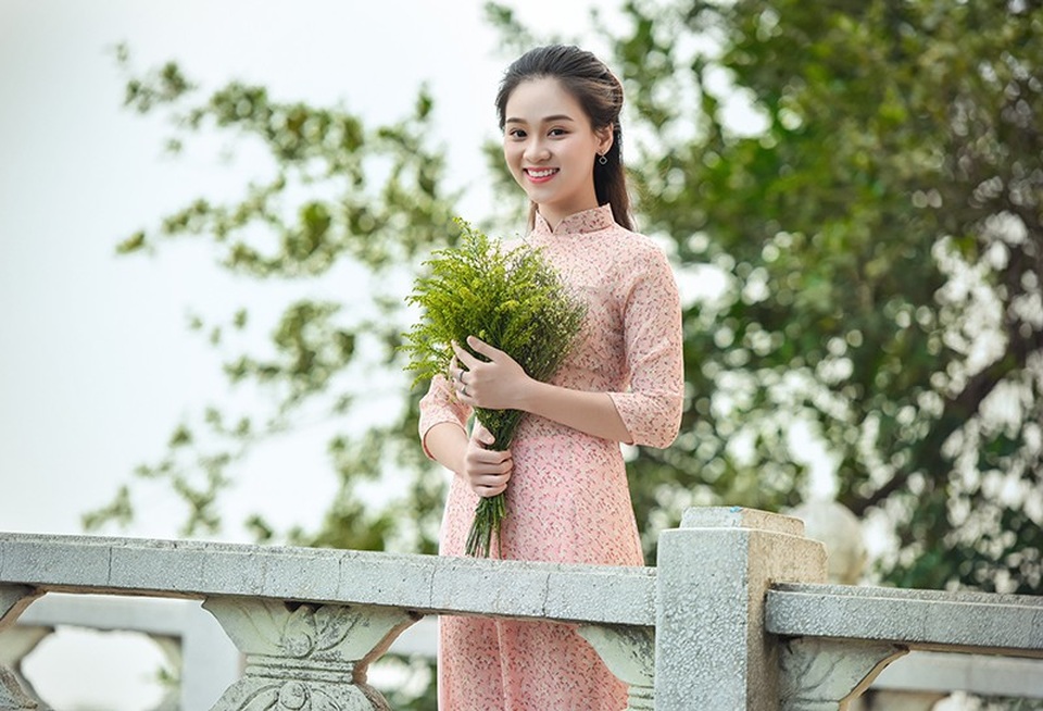 ...Có phải em là mùa thu Hà Nội. Ngày sang thu anh lót lá em nằm. Bên trời xa sương tóc bay...