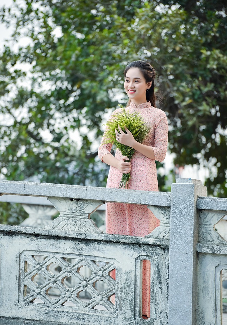 Có phải em là mùa thu Hà Nội. Tuổi phong sương ta cũng gắng đi tìm. Có phải em màu thu xưa. Có bóng mùa thu thức ta lòng sang mùa