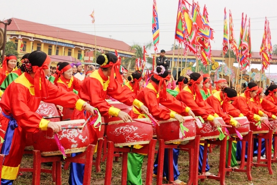 Những nữ tay trống “cự phách” ở làng Đọi Tam - 1 Màn múa trống điêu luyện của các nữ tay trống cự phách làng Đọi Tam ở lễ hội Tịch Điền