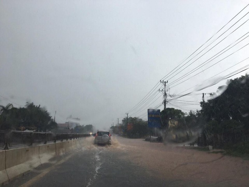 Hàng chục nhà dân tốc mái, cây cối hư hại sau bão số 4 - 9 Mưa lớn đã khiến nhiều đoạn đường trên QL1 đoạn qua huyện Bố Trạch bị ngập