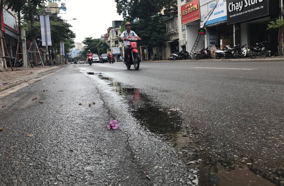 Cơn mưa “vàng” hạ hỏa tuần nắng nóng kỷ lục tại Hà Nội - 8
Tại một số khu vực, mặt đường đã hạ nhiệt phần nào sau trận mưa trưa nay