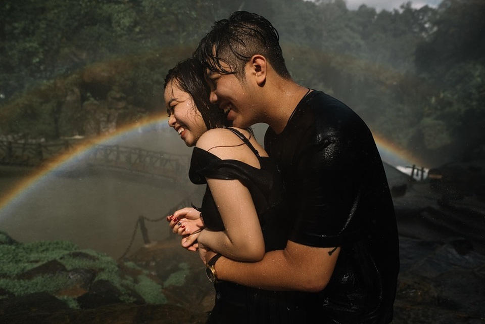 Chủ nhân của bộ ảnh đẹp ngẩn ngơ này là Kiều Diệu Linh và Nguyễn Trung Hòa (cùng sinh năm 1995, đến từ Hà Nội). Chuyện tình của họ cũng ngọt ngào chẳng kém gì khoảnh khắc lãng mạn trong bộ ảnh.