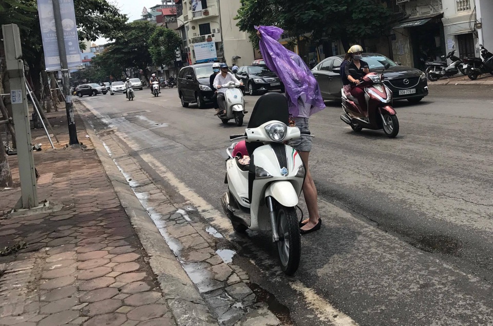 Cơn mưa “vàng” hạ hỏa tuần nắng nóng kỷ lục tại Hà Nội - 9 Cơn mưa “vàng” hạ hỏa tuần nắng nóng kỷ lục tại Hà Nội - 9