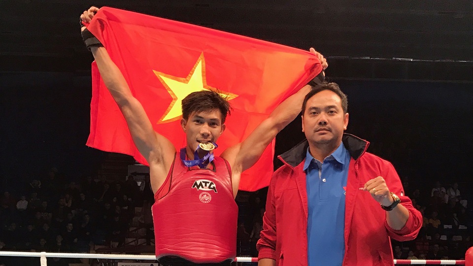 Duy Nhất (trái) giành HCV hạng cân 60kg nam