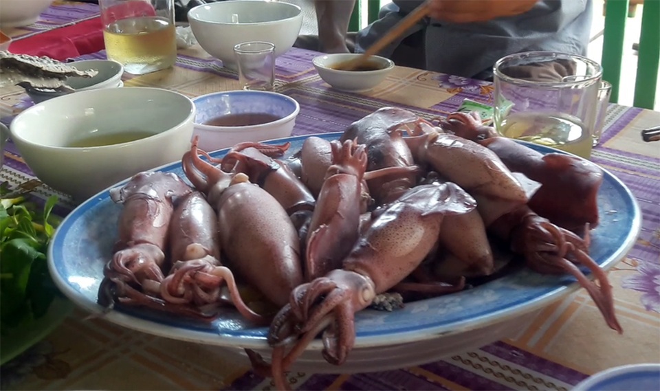 Biển Vũng Áng: khách thích thú thưởng thức đặc sản mực nhảy - 2 Đĩa mực nhảy tươi ngon cho thực khách thỏa sức thưởng thức.