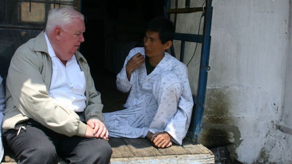 Chuyện về một người Mỹ tha thiết tới Triều Tiên sau 52 lần nhập cảnh - 1
Mục sư Jerry Hammond hỏi thăm một bệnh nhân Triều Tiên (Ảnh: BBC)